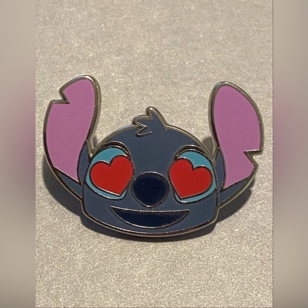 STITCH Emoji Blitz Heart Eyes Lilo & Stitch Disney Booster Pin #122996 Authentic
